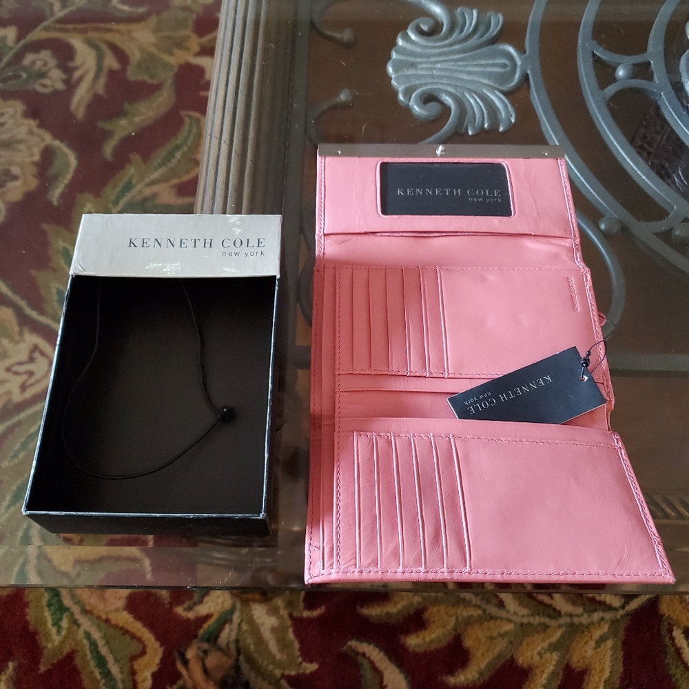 NWT Kenneth Cole "Bar and Away" Leather Wallet